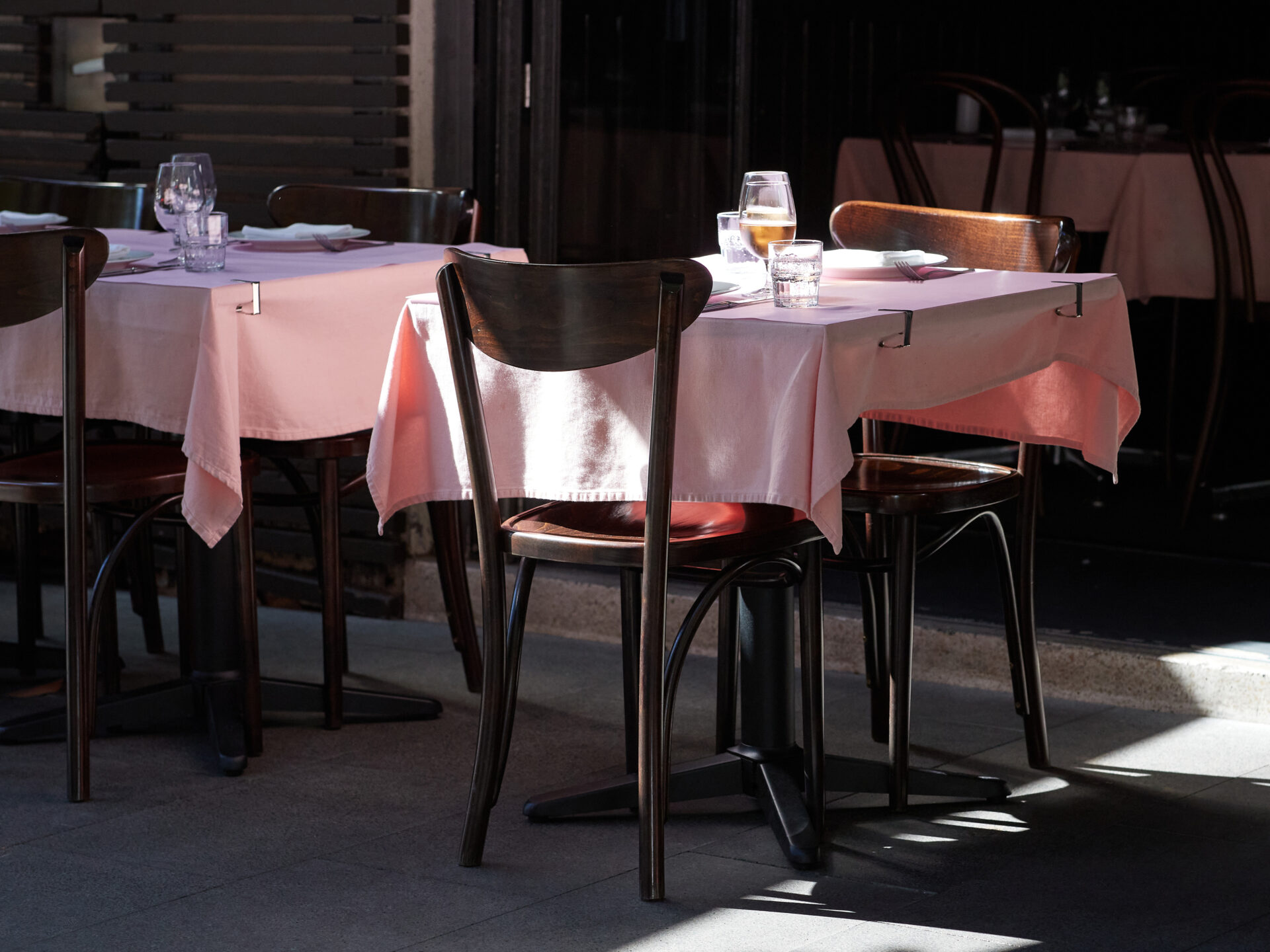 Bistrot 916 featuring NOROCK's Trail self-stabilising table bases outdoors