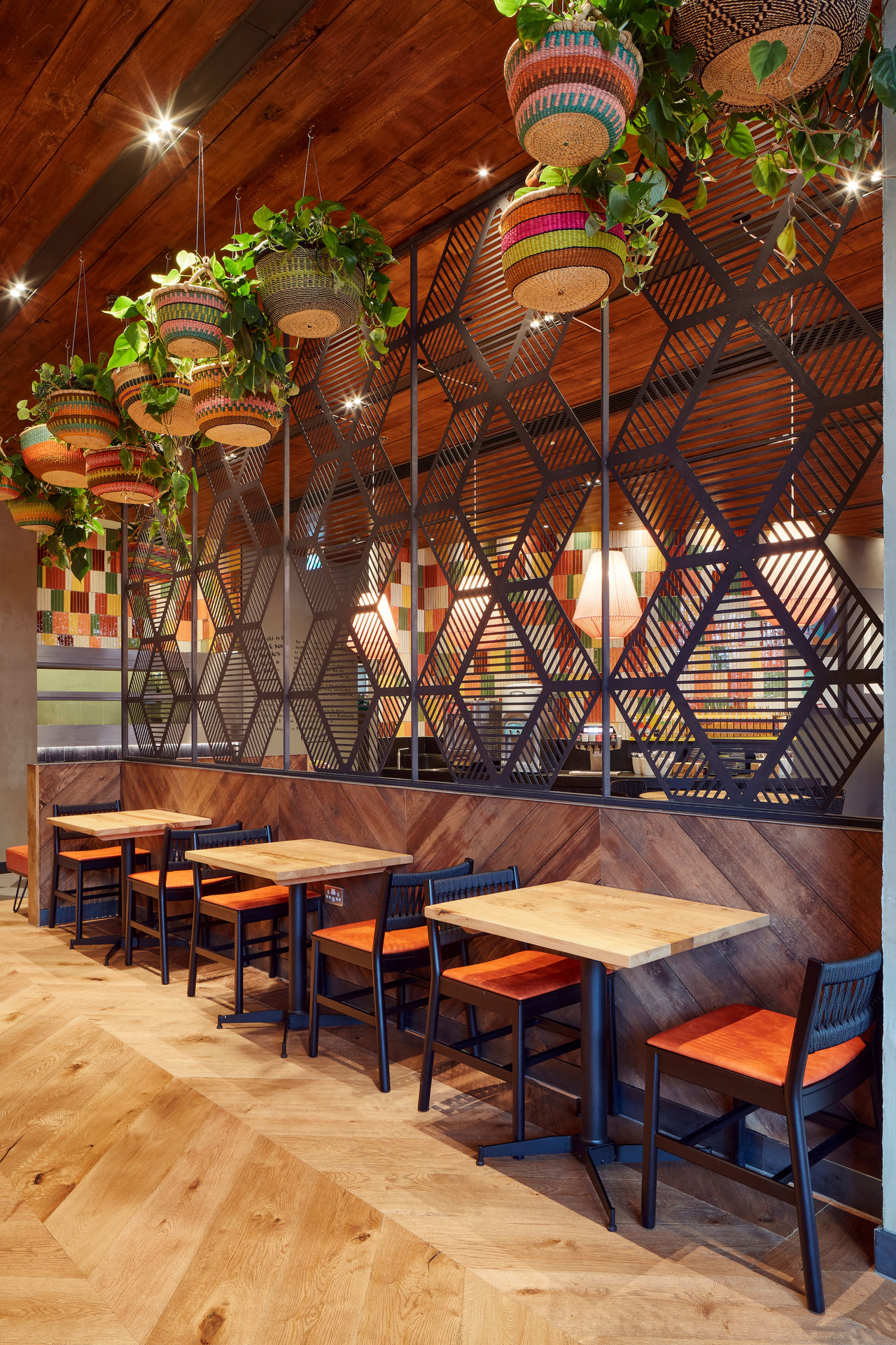 Nando's Bristol featuring Parkway self-stabilising table base