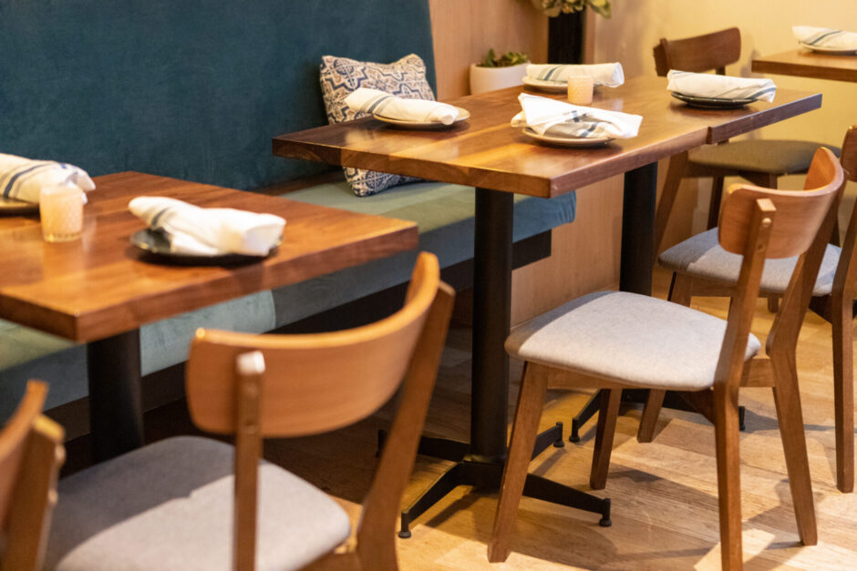 Self-stabilizing table bases at Miriam restaurant