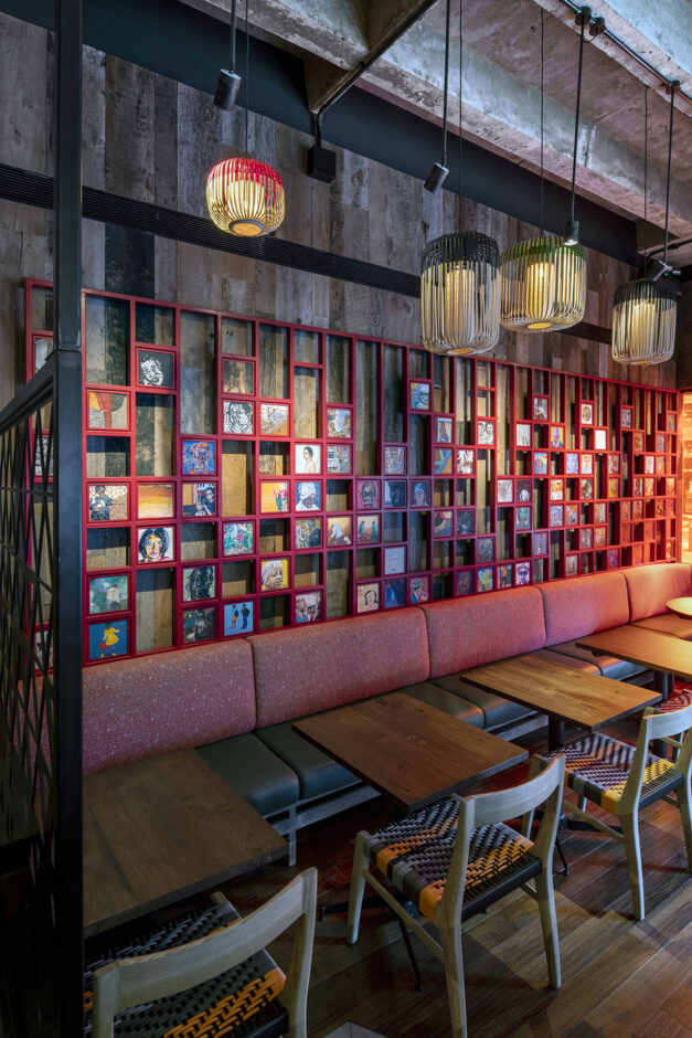 Nando's chain restaurant featuring NOROCK Parkway self-stabilising table bases