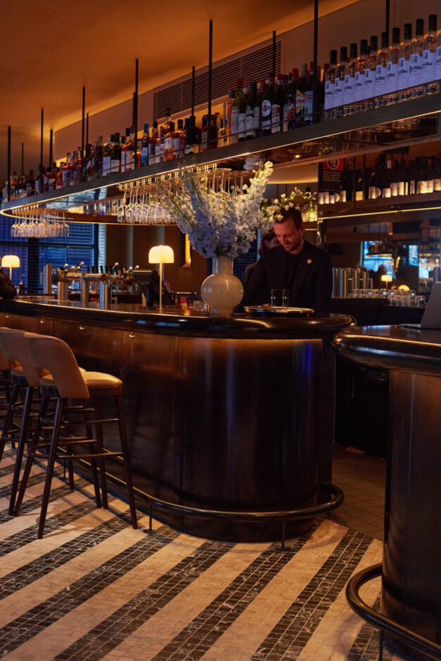 Menzies Bar Sydney - Old-world bar interior