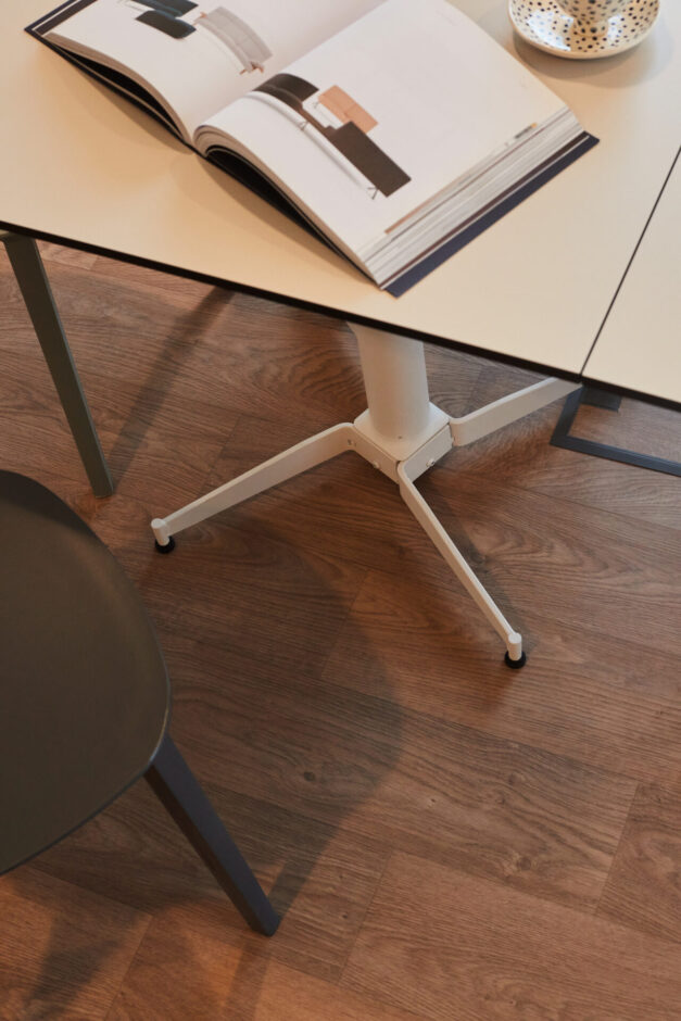 No wobbly tables with NOROCK's Parkway self-stabilising table base