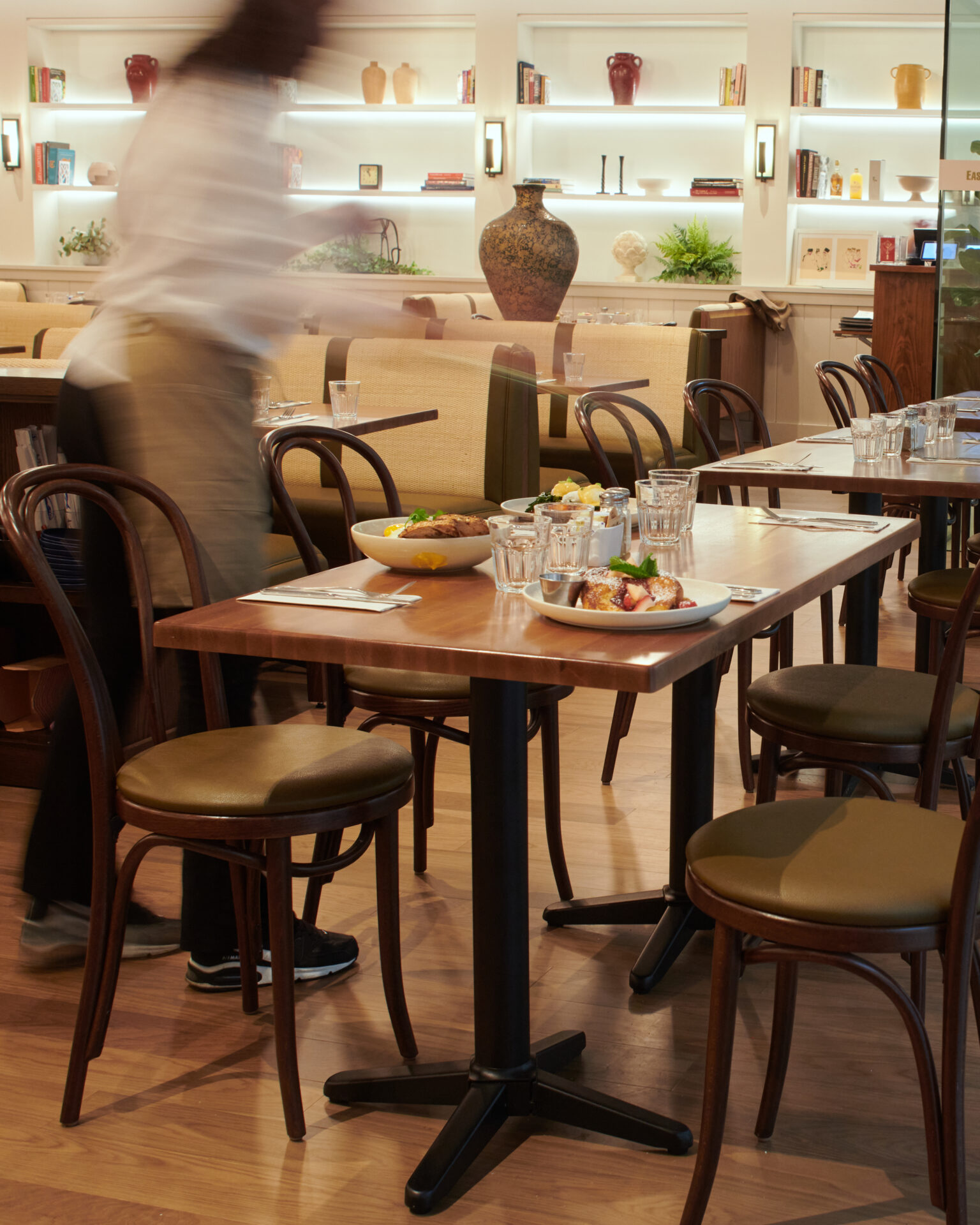 Friedmans restaurant in New York with NOROCK self-stabilizing table bases